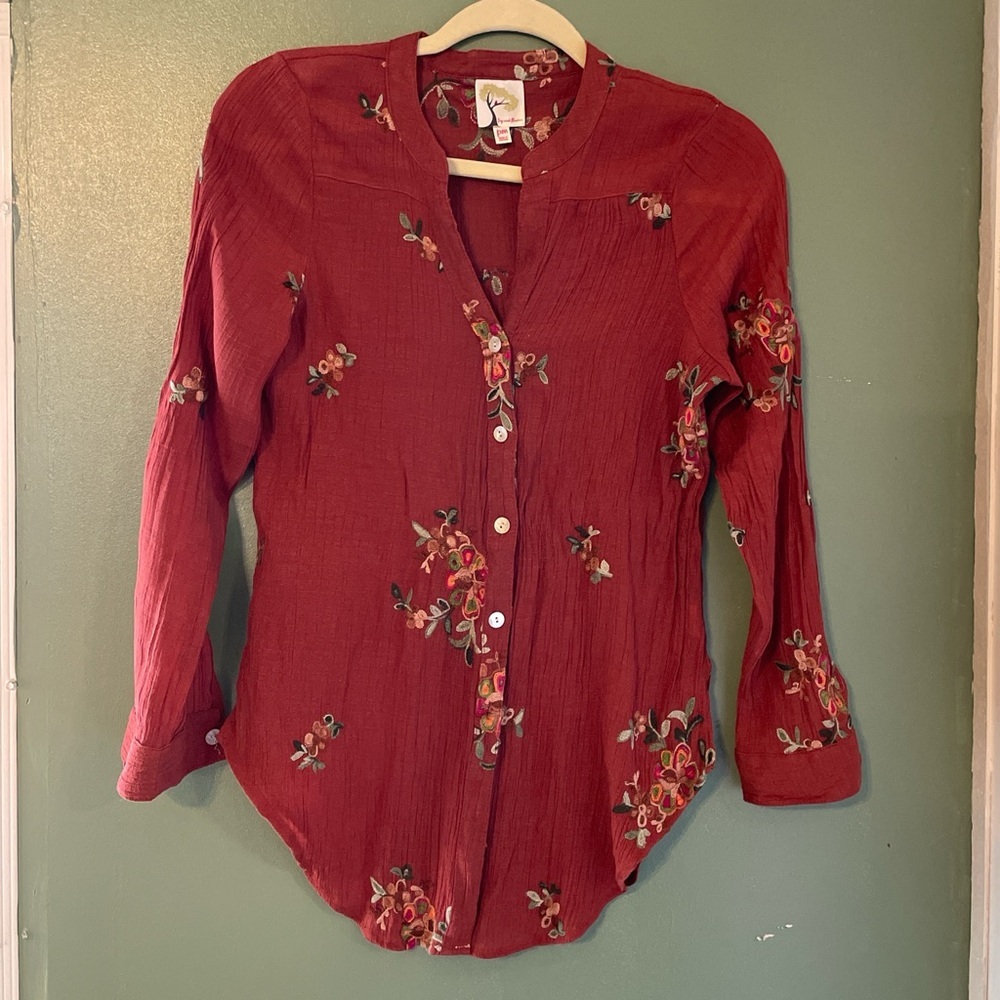 FIG AND FLOWER Embroidery Floral Women's top with a button-up front. 
Size P M